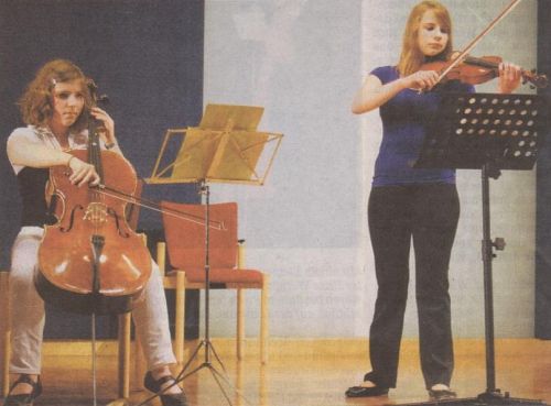 Fiona Schauer (Violoncello) und Jasmin Junholt (Violine) präsentieren zusammen mit Jürgen Poggel am Klavier das "Divertimento in C-Dur" von Haydn.