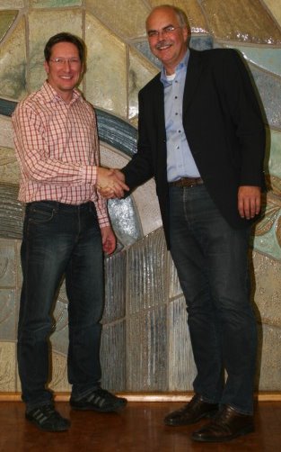 Lutz Freudenberg (links) wünscht seinem Nachfolger Hartmut Jäger alles Gute.
