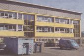Das ABC-Gebäude der Johann-Textor-Schule erstrahlt im gelben Glanz.