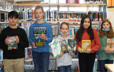 Die Finalisten an der JTS freuen sich über ihre Buchpreise beim Vorlesewettbewerb