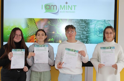 Zum Abschluss des Projekts erhielten die Schülerinnen und Schüler ein Teilnahmezertifikat.