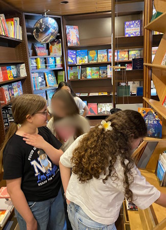 Die Schülerinnen und Schüler durften nach Herzenslust in der Buchhandlung stöbern.
