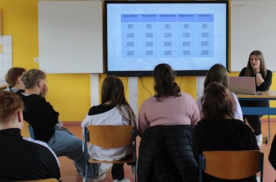 Fabienne Hardt vom Suchthilfezentrum Wetzlar vermittelte den Jugendlichen mit einem Quiz viel Wissenswertes rund um das Thema „Sucht“.