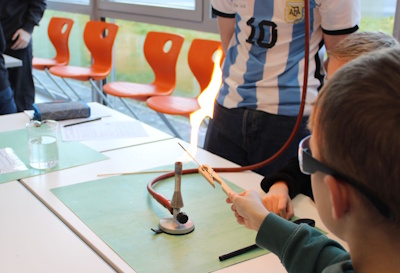 Die jungen Feuerforscher konnten auch selbst experimentieren.
