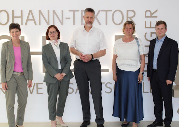 Sie würdigten den Festakt mit Redebeiträgen (v.l.n.r.): Dr. Claudia Lack (HMKB), Nikola-Maria Schouler (SSA Weilburg), Matthias Deffner (Stellvertretender Schulleiter), Kerstin Weber (LDK), Niklas Debus (Erster Stadtrat)