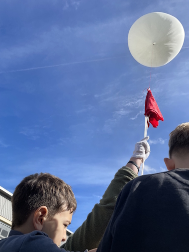 Mit viel Beifall wurde der Ballon auf seinen Weg in die Stratosphäre geschickt.