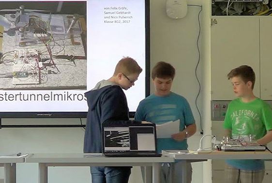 Felix Gräfe, Samuel Gebhardt und Nico Pulverich (von links), die gemeinsam ein Rastertunnelmikroskop bauten, erhielten dafür viel Anerkennung und auch den „Rudolf-Loh-Preis“ für herausragende technische Projekte junger Schüler. 